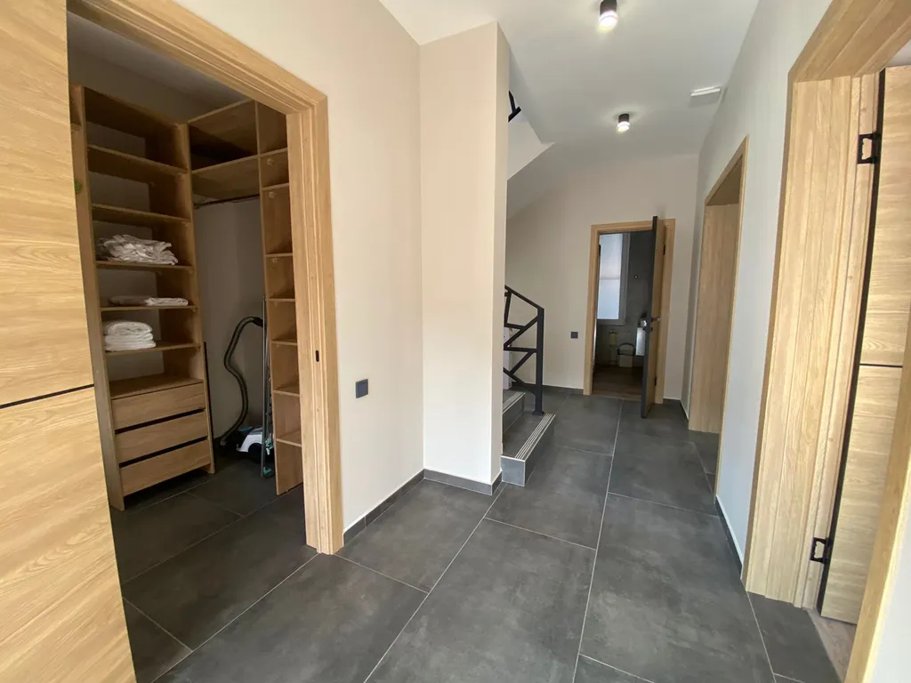 Дом с бассейном и домашним кинотеатром