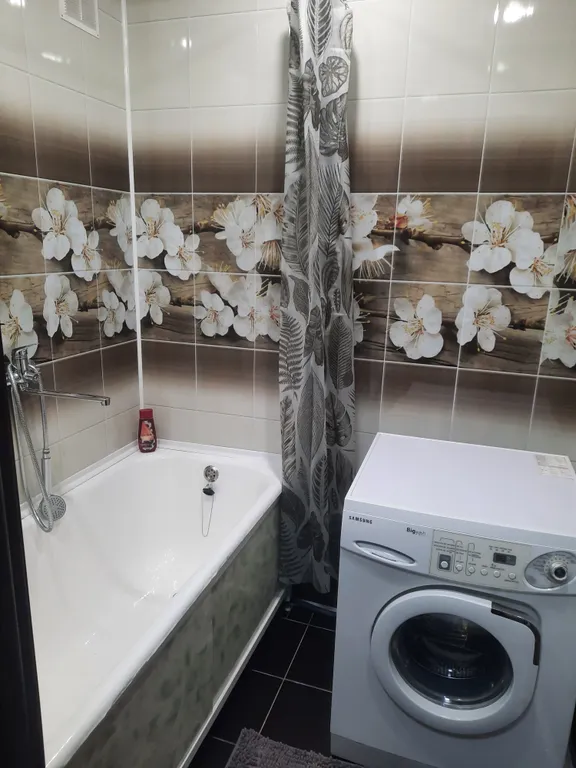 Уютная квартира с мебелью из натурального дерева