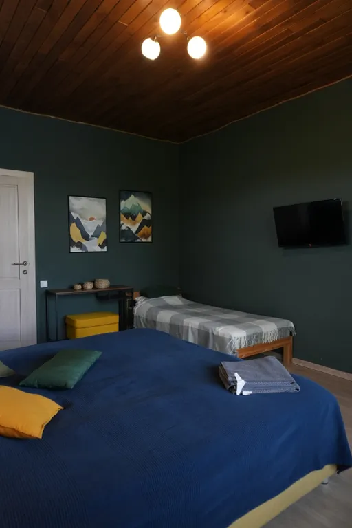 Вилла на берегу озера