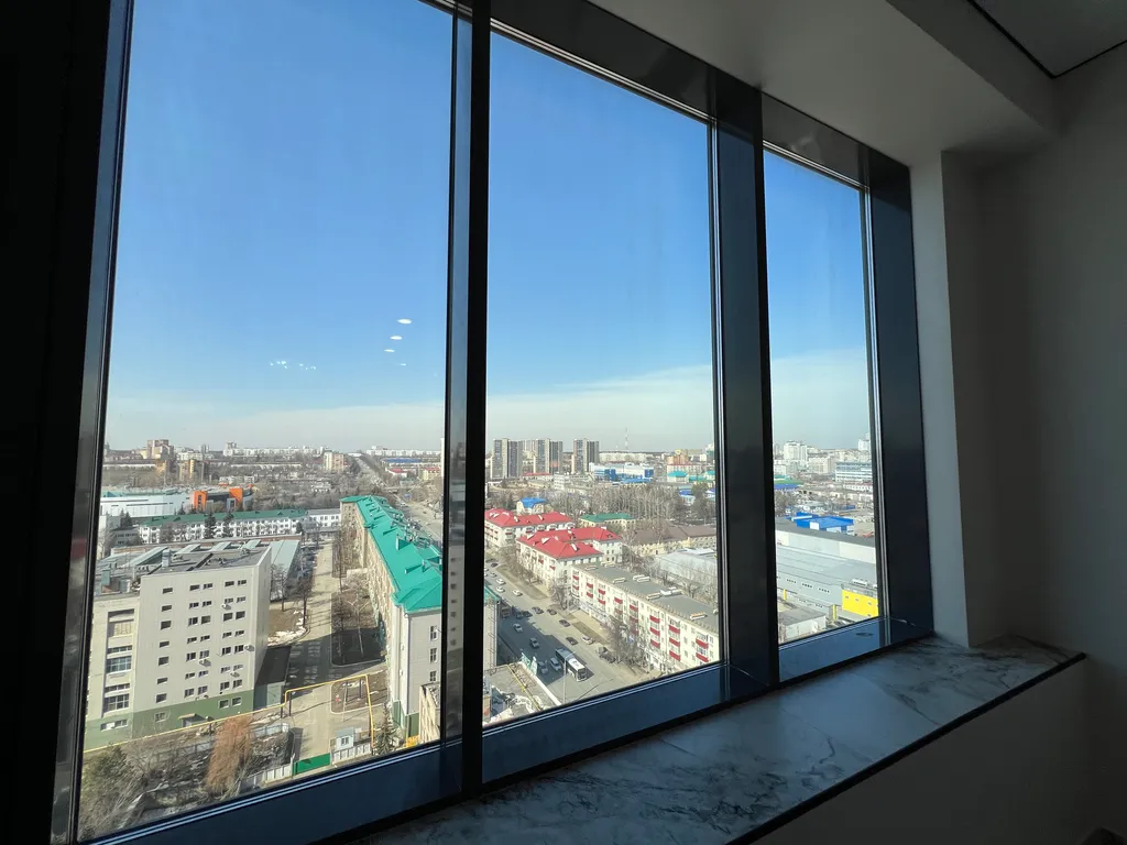 Шикарная студия с панорамой и красивой ванной