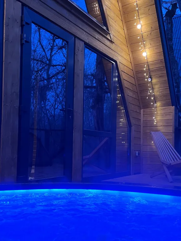 Дом с видом на лес рядом с горной рекой