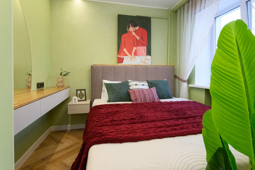 Bишневый aтлac — яркая квартира с биокамином