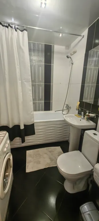 Студия с видом на ТЦ Планета