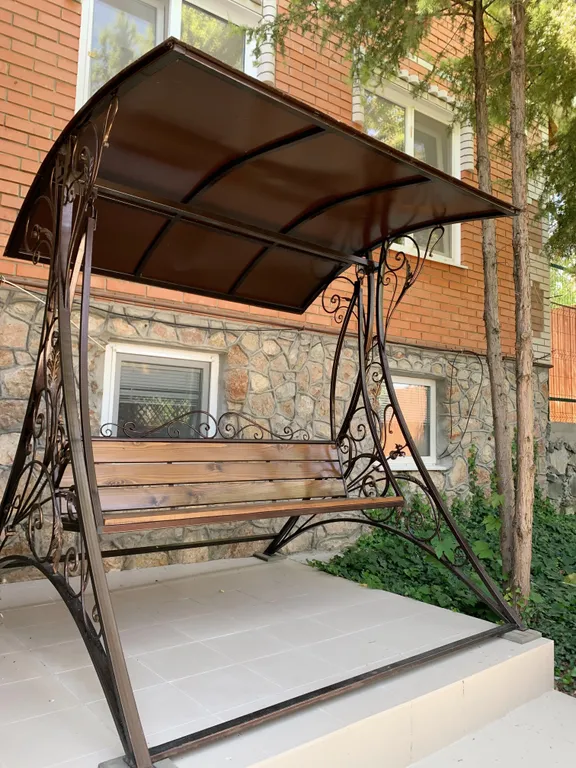 Коттедж Добротный кирпичный дом со своим двором в усадьбе Можжевеловый дворик — Айвовое