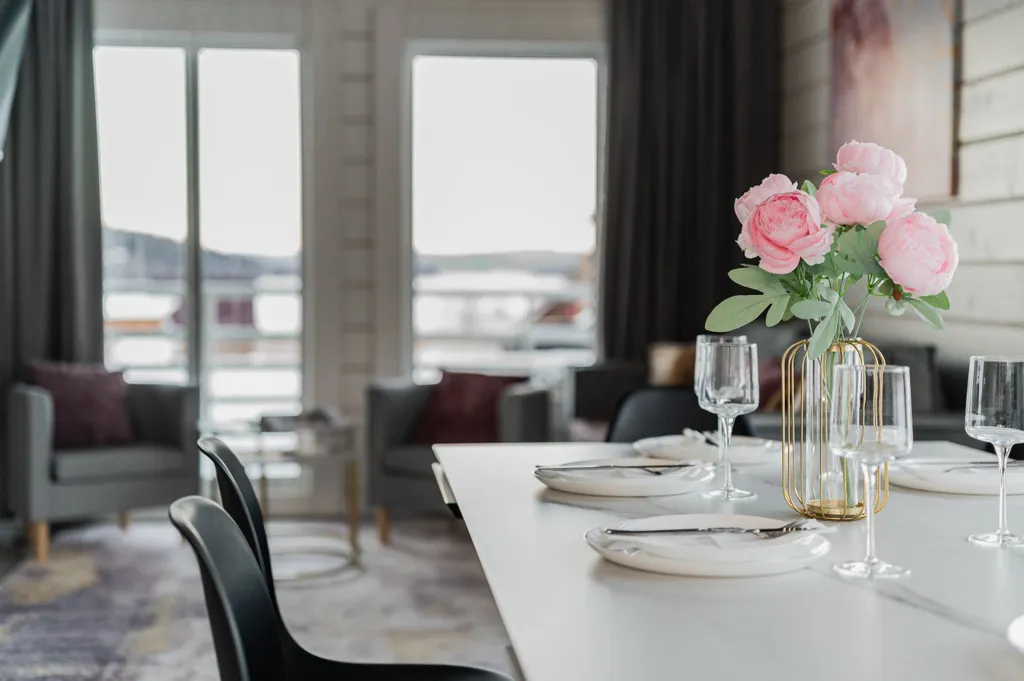 Новый дом с видом на озеро, сауной, гриль-домом и детской площадкой