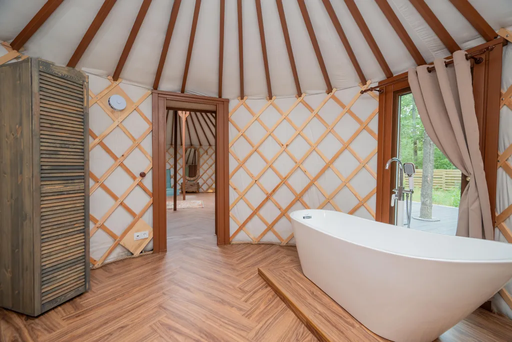 Глэмпинг в лесу