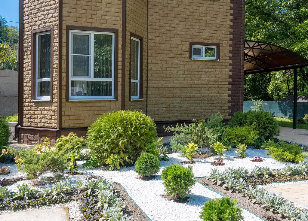 Коттедж с бассейном возле леса