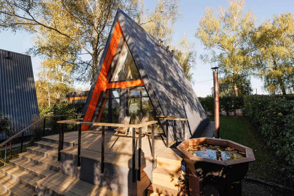 Уютный дом на берегу озера в березовой роще