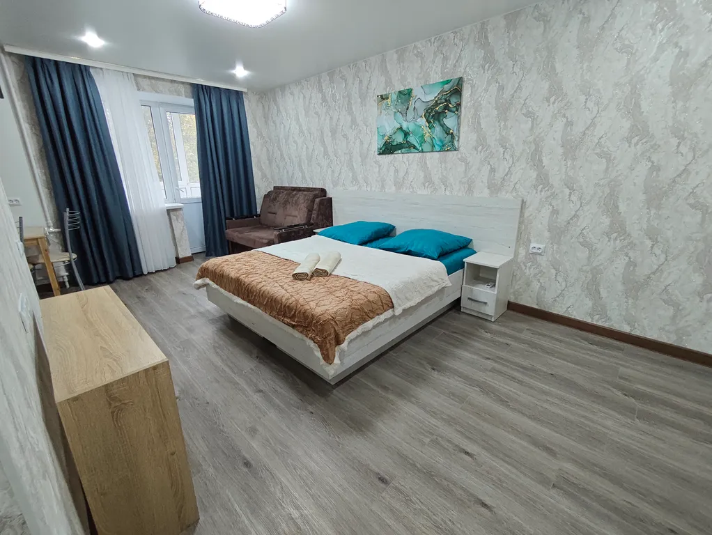 Просторная 2х-комнатная квартира — аренда посуточно в Новошахтинск