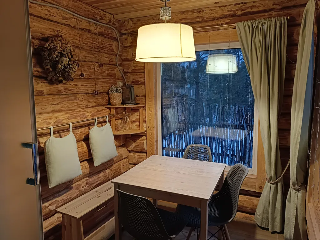 Темный домик на опушке леса