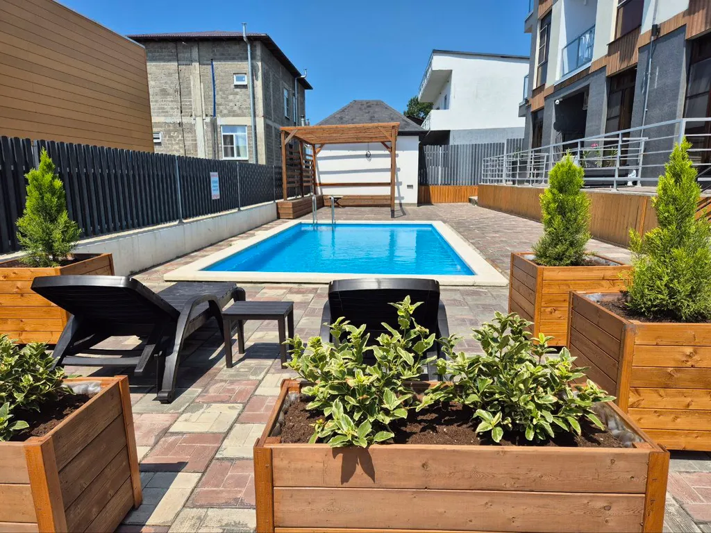 Яркая студия с видом на бассейн