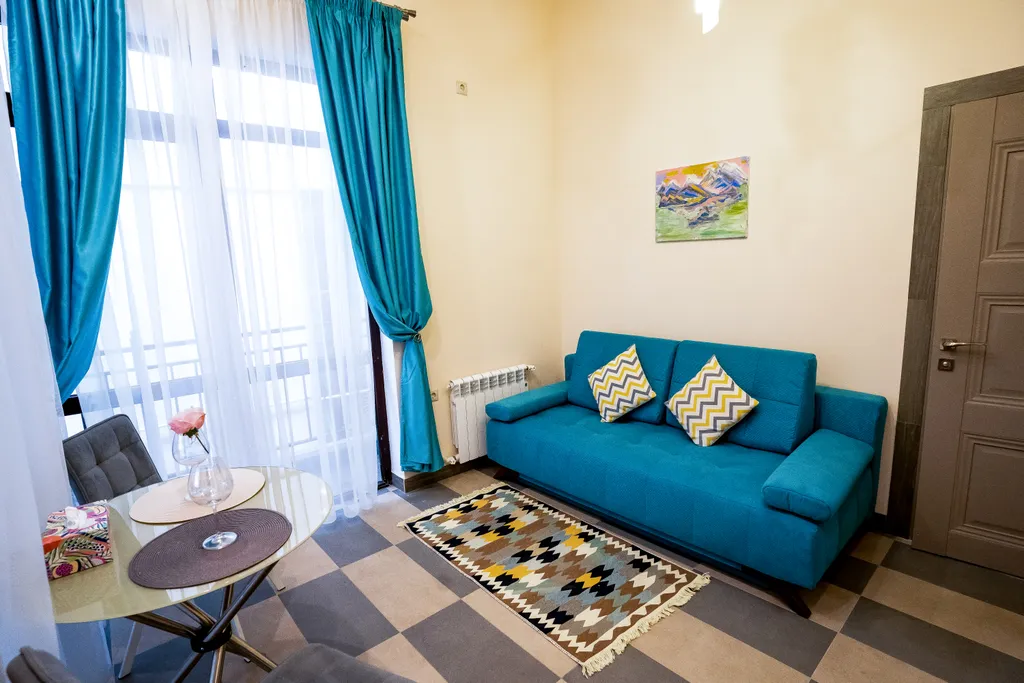 Номер делюкс с видом на бассейн, горы и аэропорт