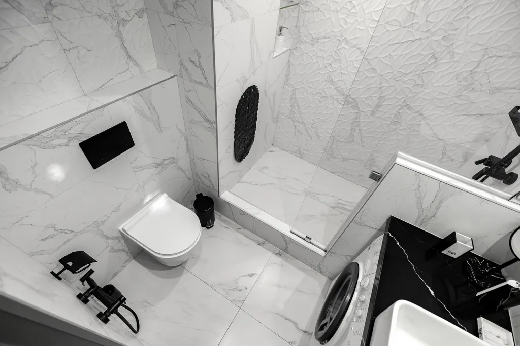 Стильная студия с ванной у панорамного окна и видом на горы