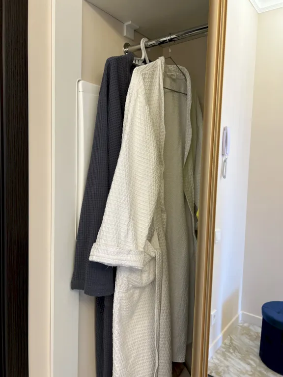 Квартира с балконом и видом на открытое море, Толстый мыс