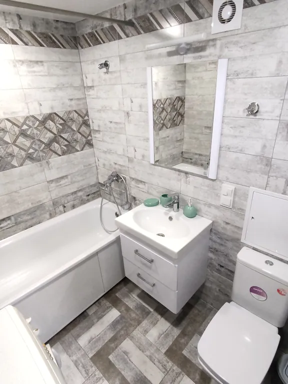 Комфортная трехкомнатная квартира в центре на Полежаева