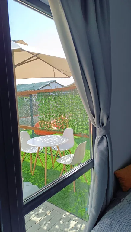 Уединенный трёхместный домик с queen size с собственным садом