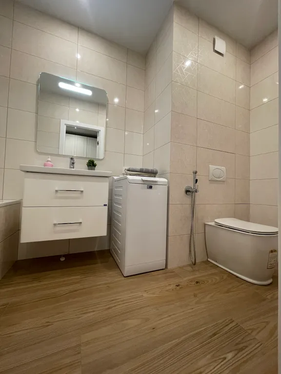 Новая квартира с кроватью возле панорамного окна, высокий этаж