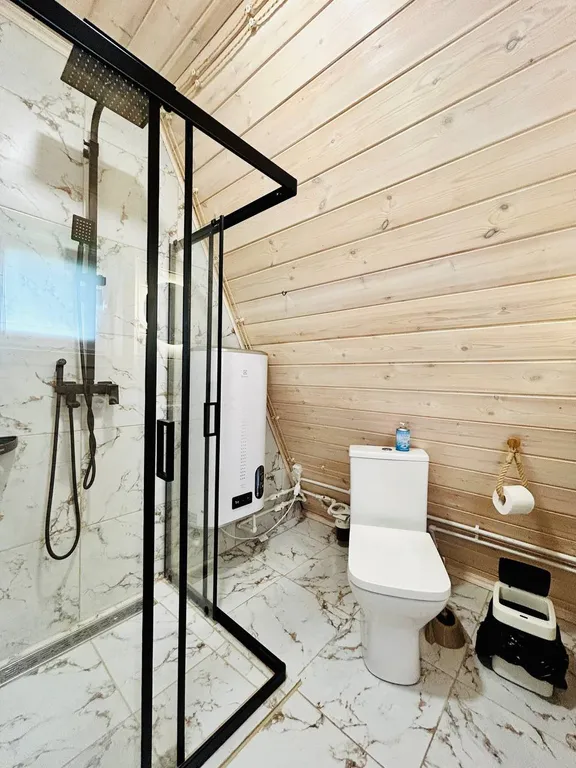 Стильный А-фрейм на берегу озера