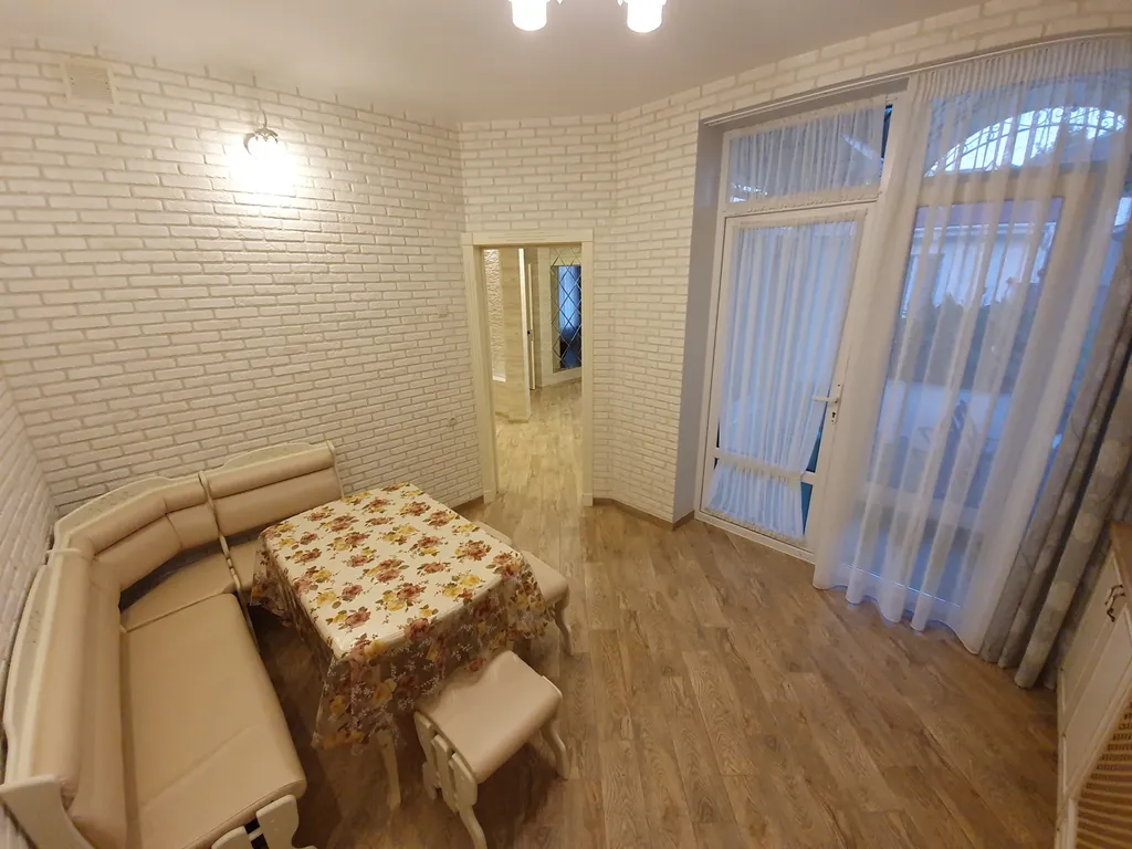 Стильный трехкомнатный дом с отдельной террасой