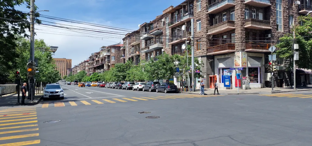 3-комнатная квартира с видом на парк у площади Республика