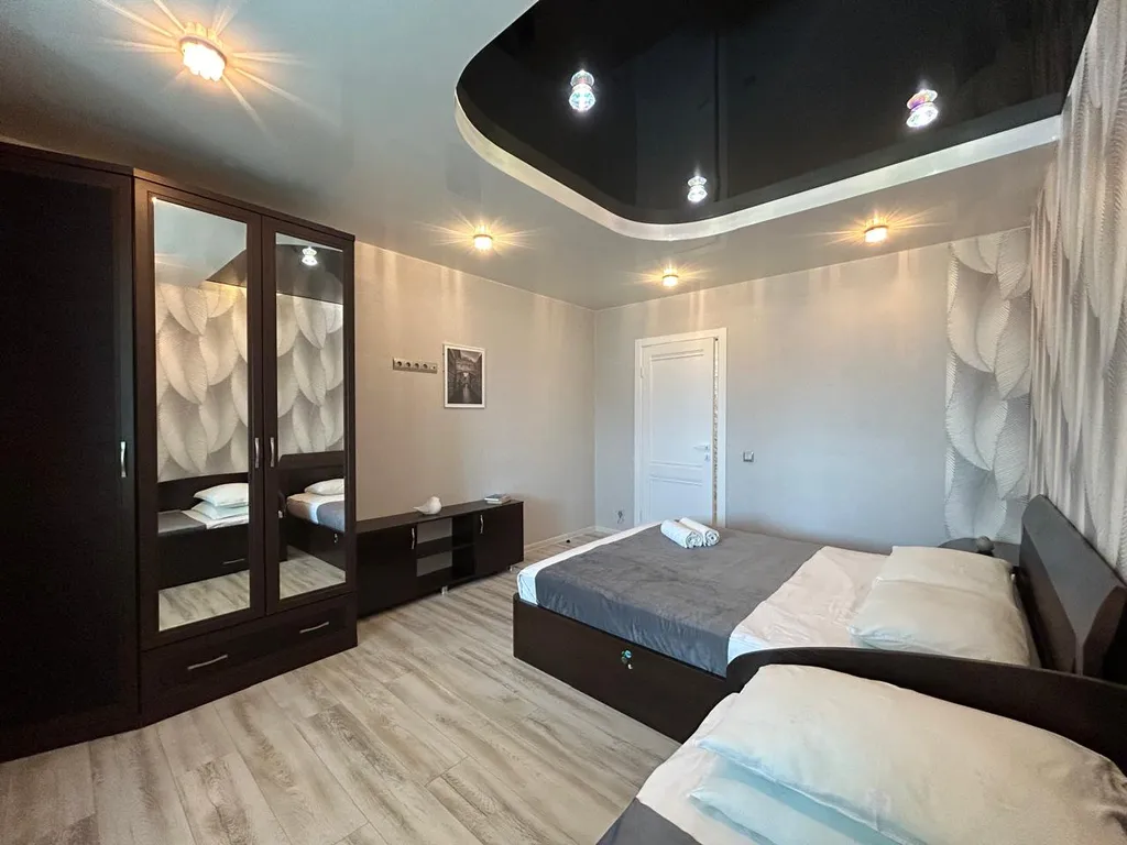 Современная трехкомнатная квартира с большой кухней