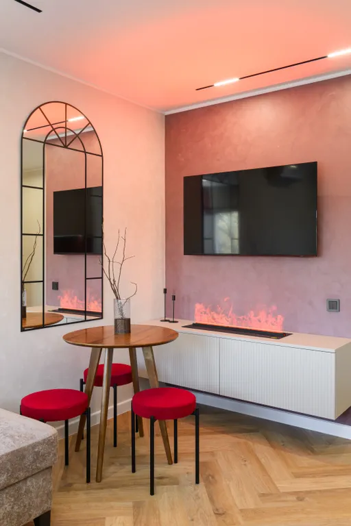 Bишневый aтлac — яркая квартира с биокамином