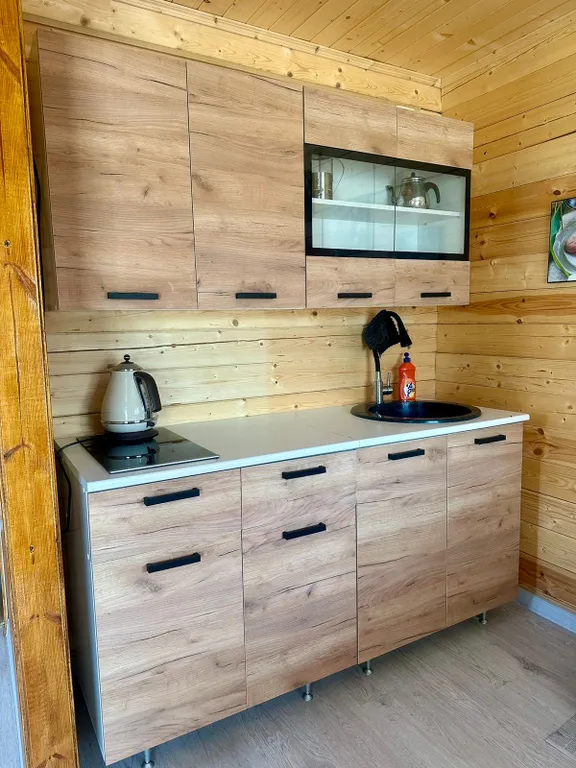 Уютный деревянный домик у моря