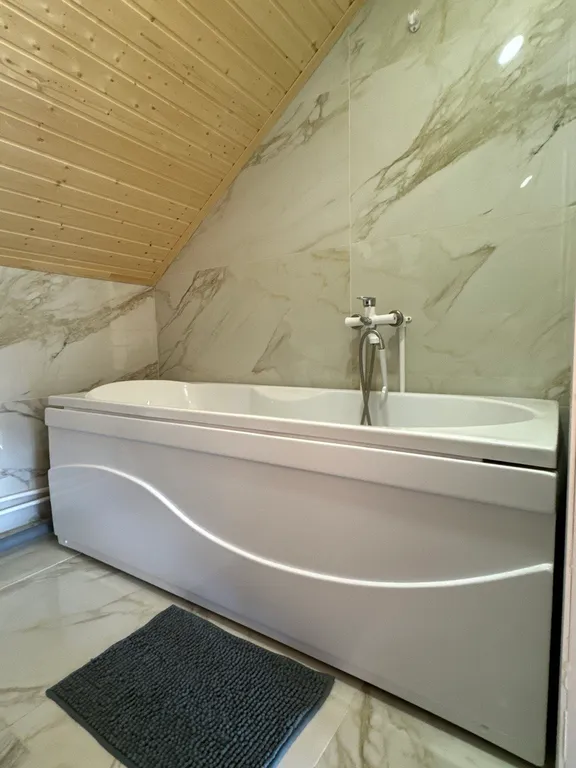 Видовой загородный дом с террасой и баней