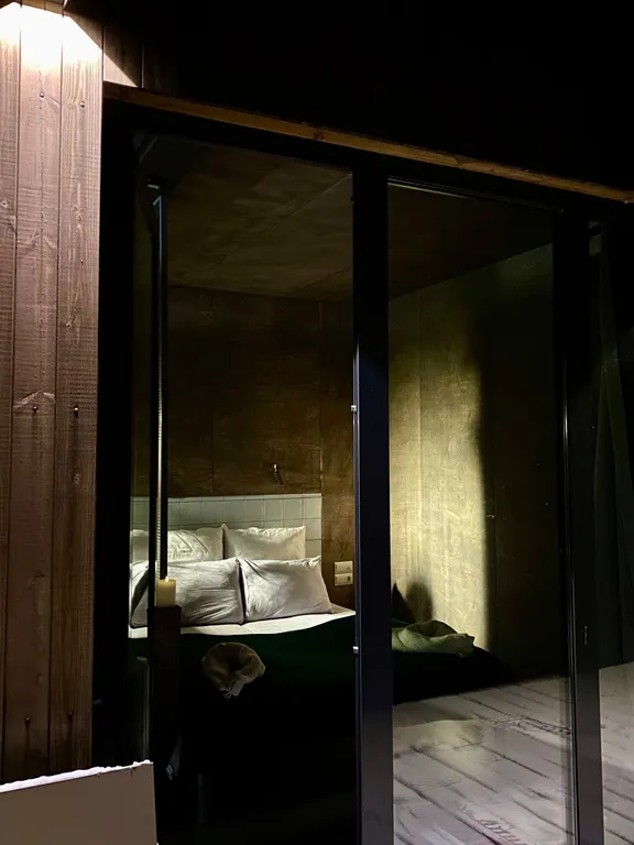 Коттедж Кемпинг на конюшне. Домик с видом на лошадей — Стеклянный