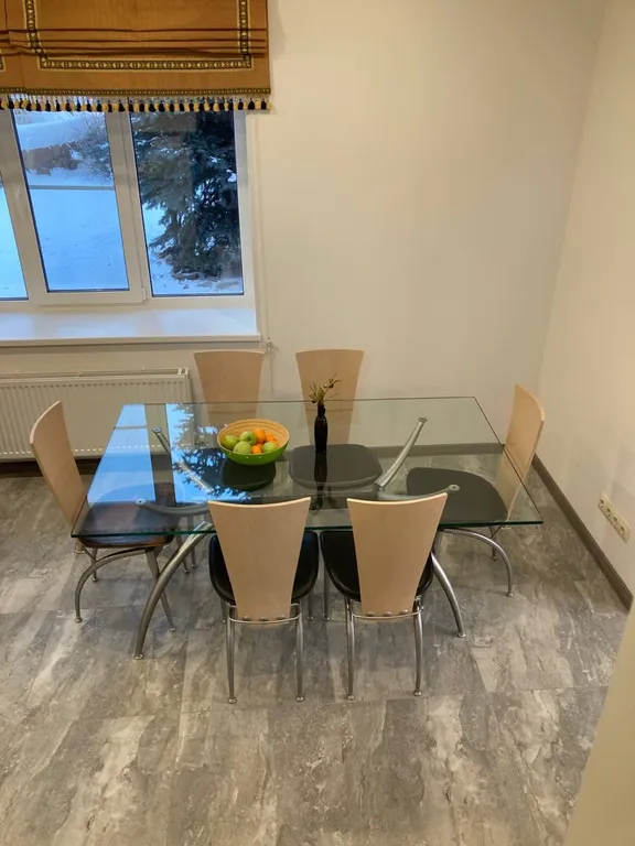 Дом в два этажа с двумя спальнями и гостиной, летний бассейн, баня