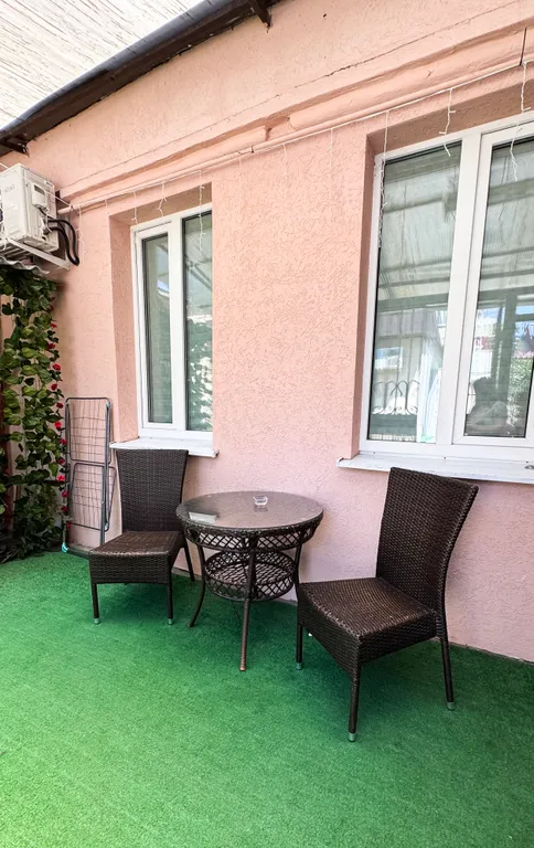 Дом в парке цветник, на курортном бульваре с парковкой и мангалом