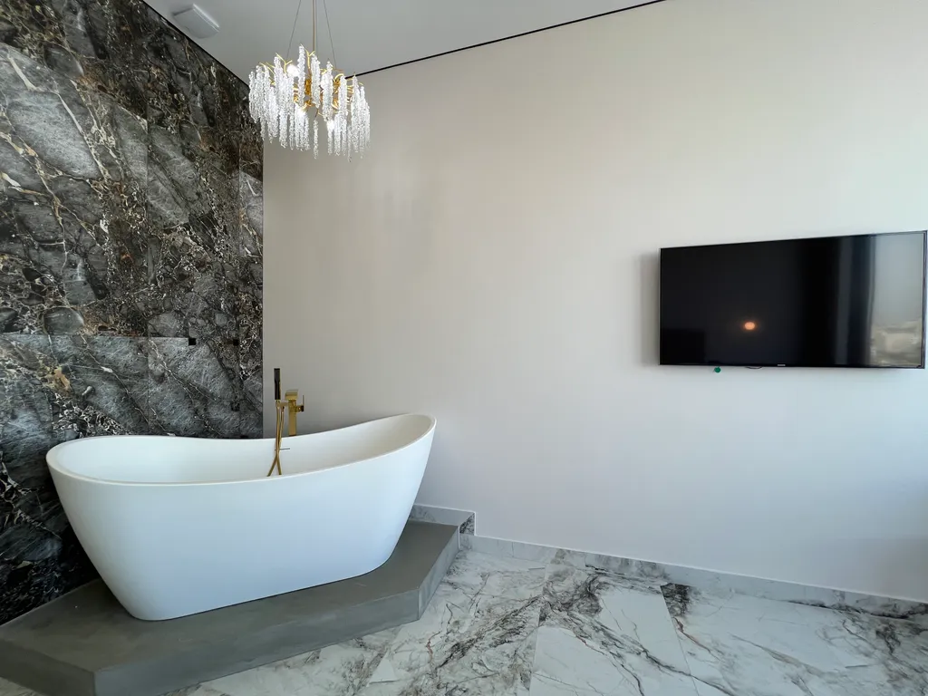 Шикарная студия с панорамой и красивой ванной