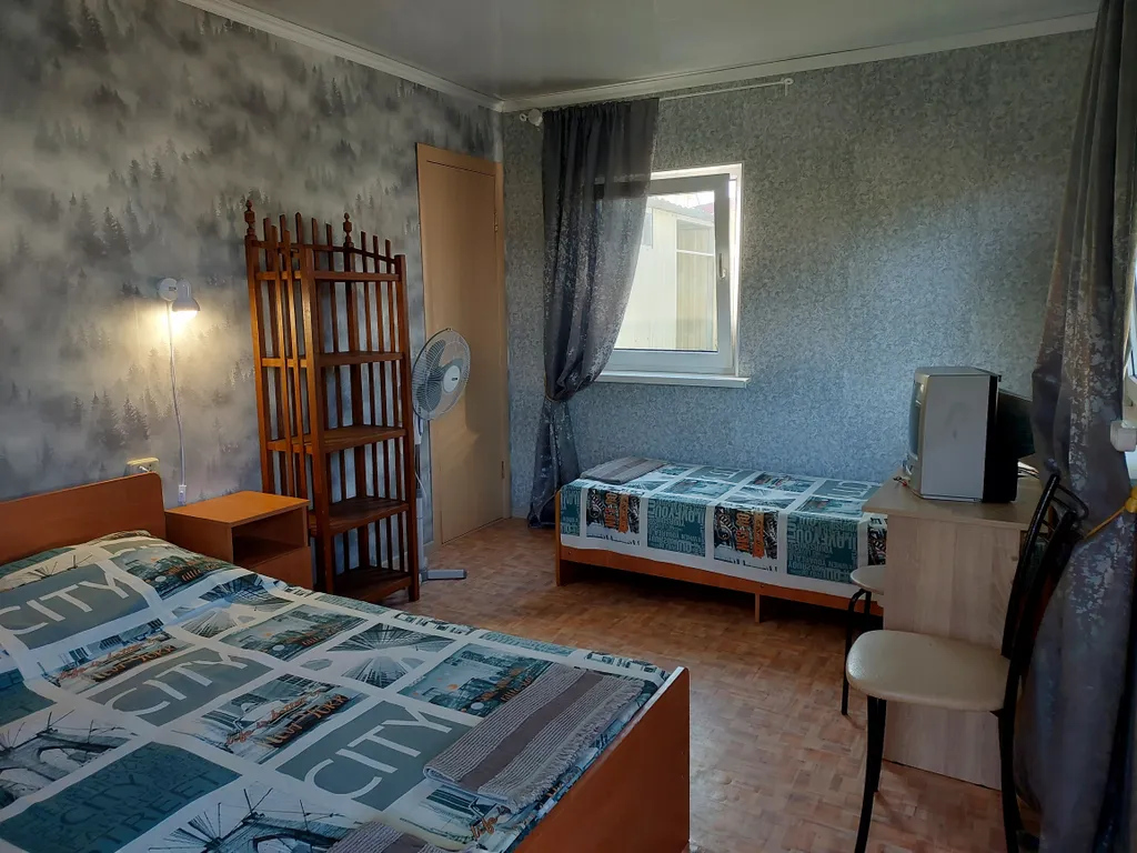 Уютный домик в окружении зелени