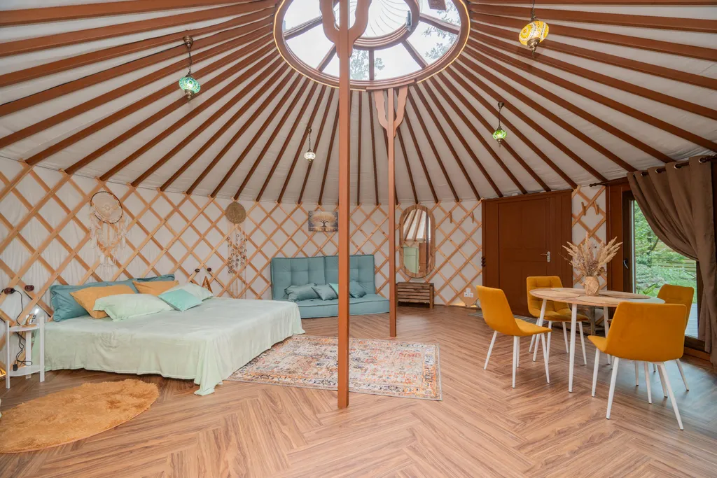 Глэмпинг в лесу