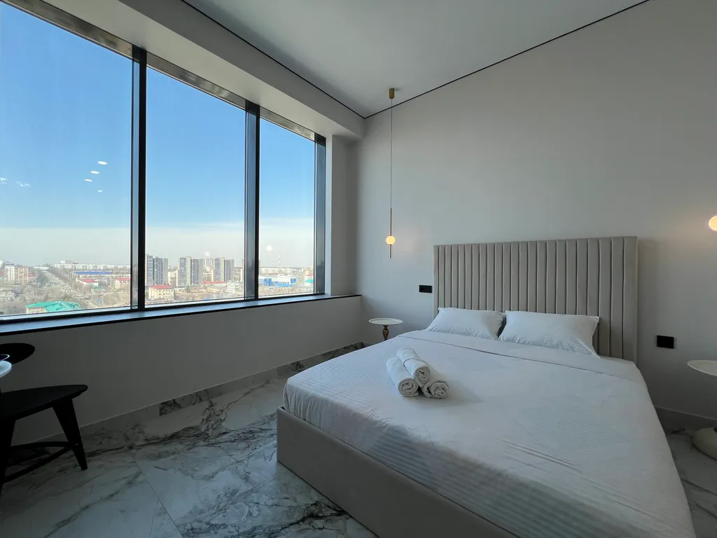 Шикарная студия с панорамой и красивой ванной