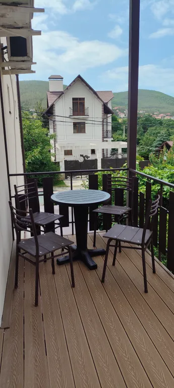 Семейный двухкомнатный номер с изолированными комнатами и с балконом