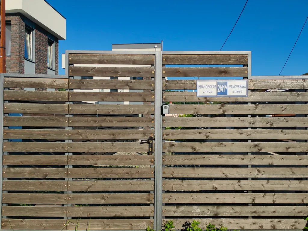 Дом с бассейном, но без ремонта