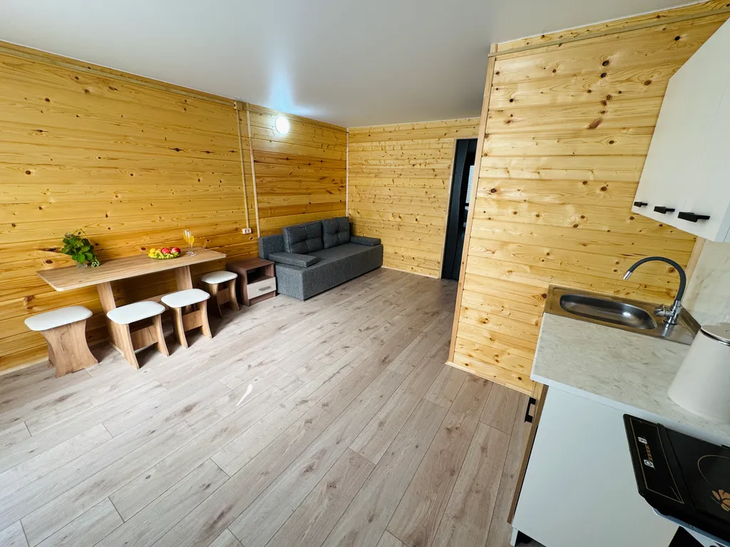 Домик 6-ти местный 2-х комнатный с кухней