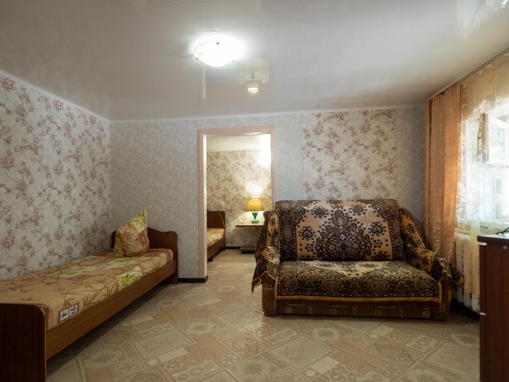 Уютный домик в беседках винограда