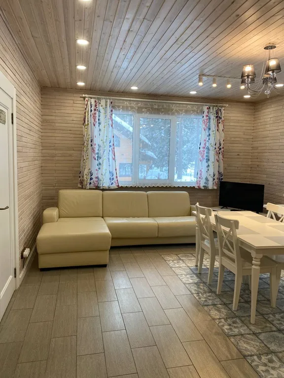 Домик в лесу на берегу озера