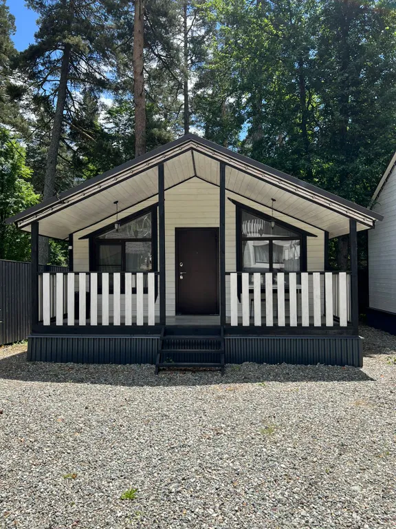 Домик в сосновом бору с видом на горы и лес