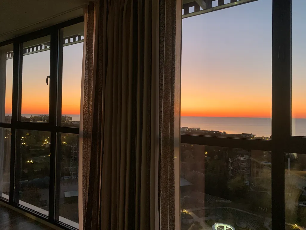 Элитная квартира с панорамным окнами витражами с видом на море