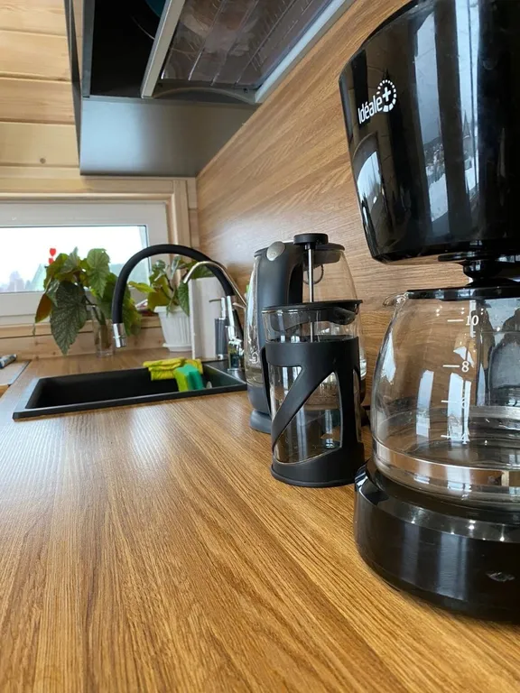 Дом с панорамными окнами и видом на озеро