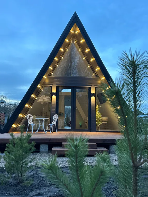 Коттедж Шикарный треугольный дом А-фрейм с панорамными окнами — аренда посуточно в Клейники