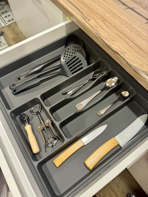 Уютный домик с панорамным окном и видом на лес