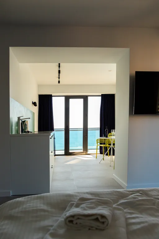 Апартамент с панорамной ванной рядом с морем