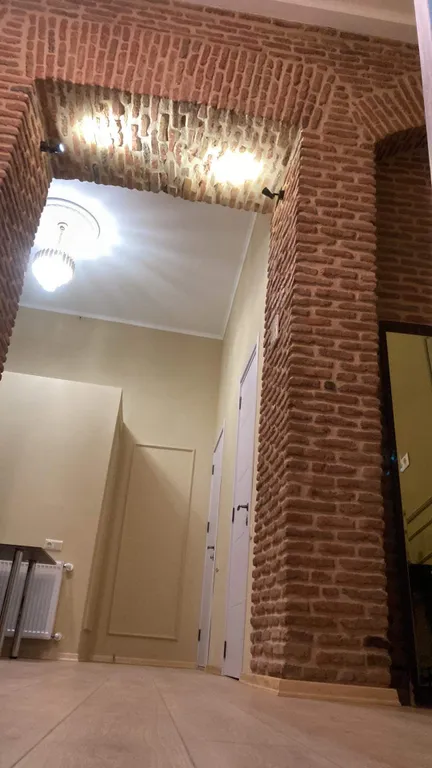 Апартаменты с двумя спальнями с историческим интерьером центр Тбилиси