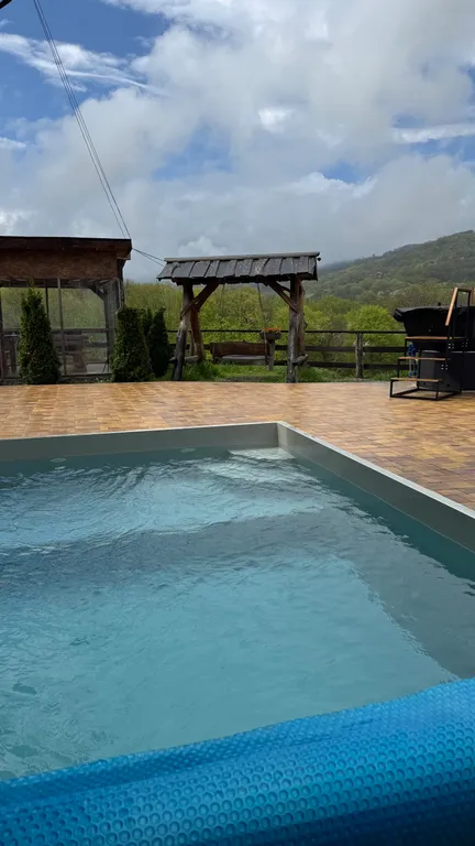 Дом на берегу реки с бассейном и видом