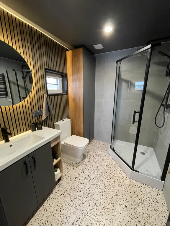 Новый современный дом с сауной в стиле барн хаус