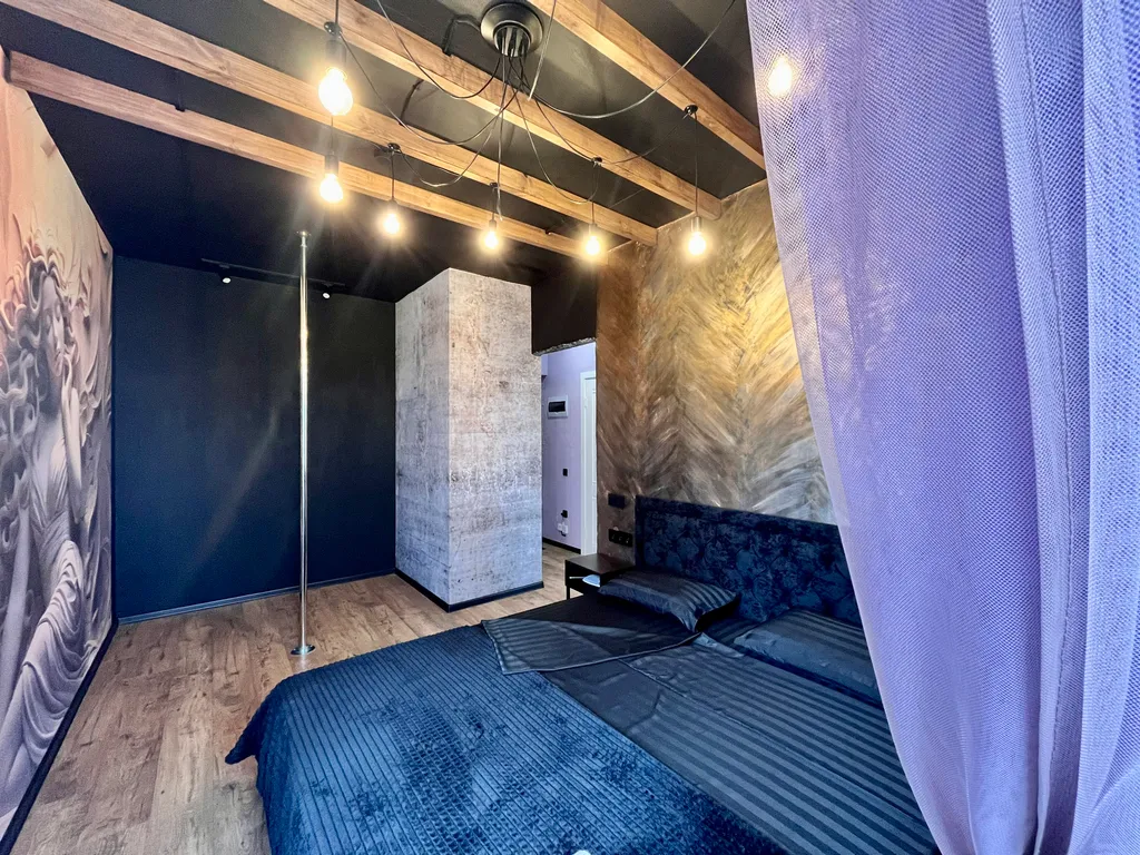 Стильная квартира с пилоном